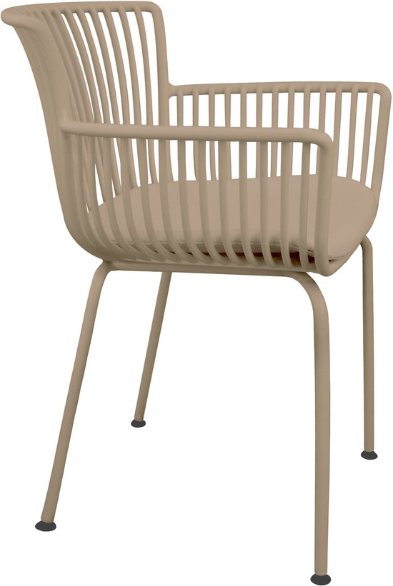 Beige tuinstoel met armleuningen, zitting en rugleuning van verticale ribbels, op slanke metalen poten.