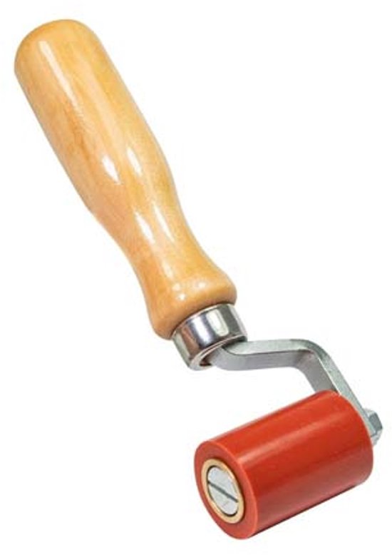 Een rode aandrukroller met een houten handvat, op een witte achtergrond.