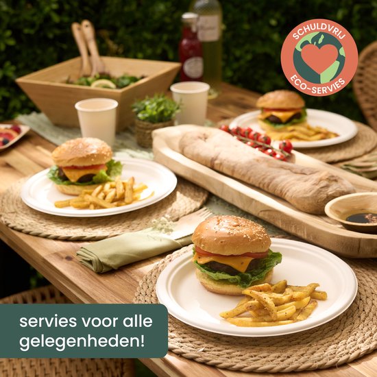 Een buitentafel vol met hamburgers, frietjes, salade en brood, geserveerd op witte borden.