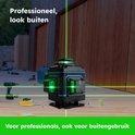 Zwarte kruislijnlaser met blauwe accenten projecteert groene laserlijnen op een houten buitenoppervlak. Geschikt voor professionals en buitengebruik.