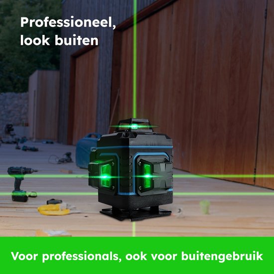 Zwarte kruislijnlaser met blauwe accenten projecteert groene laserlijnen op een houten buitenoppervlak. Geschikt voor professionals en buitengebruik.