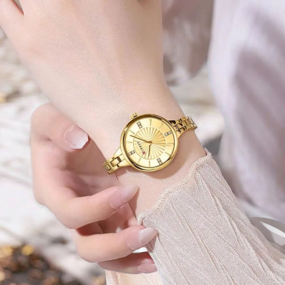 CURREN Luxe Dameshorloge Goudkleur met goudkleur wijzerplaat - Elegante Roestvrijstalen Horloge met Kristallen - Waterdicht