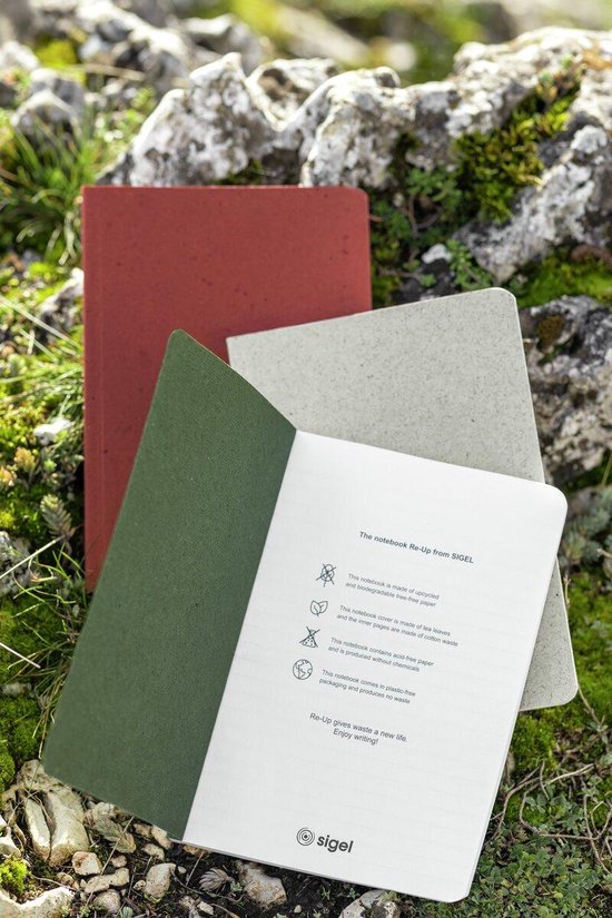 Drie Sigel Re-Up notitieboeken: rood, groen en grijs. Opengeslagen groen notitieboek toont informatie over recycling en duurzaamheid.