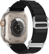 Stravo Alpine Loop Nylon Bandje Geschikt voor Apple Watch 46mm (Series 10/11), 45mm (Series 7/8/9), 44mm (Series 4/5/6, SE 1/2/3), 49mm (Ultra 1/2/3) – Zwart/Zilver - Sportief Horlogebandjes met 6-Haak Sluiting