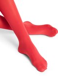 Voeten en benen van een model in rode, ondoorzichtige panty's met matte afwerking.