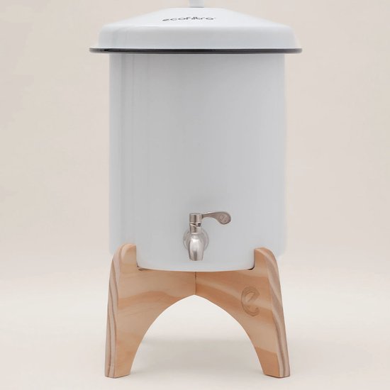 Witte waterfilter met kraantje op een lichtbruine houten standaard met 'e' logo.