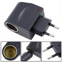 Zwarte AC/DC adapter met EU stekker, sigarettenaansteker poort en rood controlelampje.