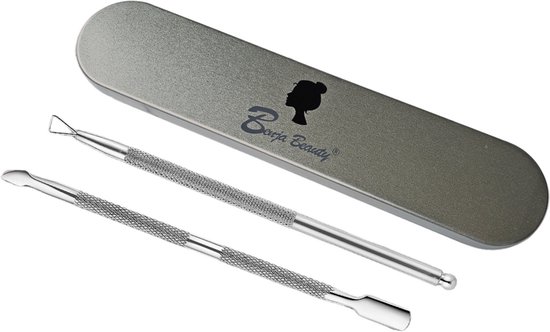 Zilveren manicure set met case. Bevat twee metalen instrumenten en een metalen etui met 'Benja Beauty' logo.