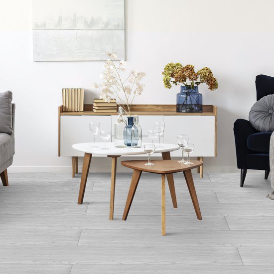 Lichtgrijze houtlook vloer in een modern ingerichte woonkamer met salontafels en banken.