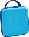 Een gesloten turquoise Plus-Plus reiskoffer met een handvat en een ingedrukt logo op de voorkant.