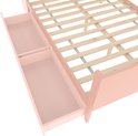 Roze bedframe met twee uitgeschoven lades onder het matras.
