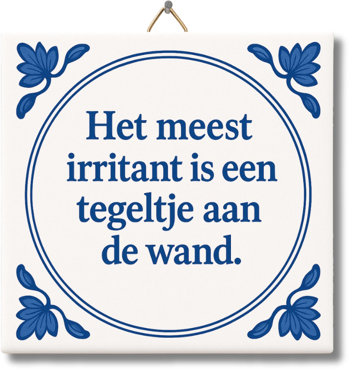 NietMokken.nl – Grappig tegeltje met tekst: "Het meest irritant is een tegeltje aan de wand." – 15x15 cm keramiek – Origineel cadeau met humor – Met ophanghaakje – Spreukentegeltje - Delfts blauw decoratie