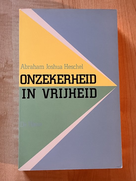 Boek met de titel Onzekerheid in vrijheid van Abraham Joshua Heschel. De voorkant heeft geometrische patronen in geel, blauw en groen.