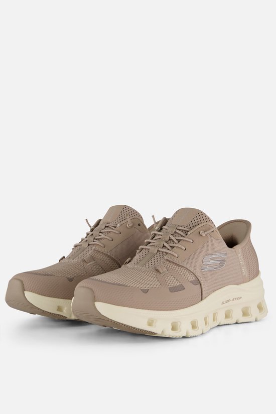 Paire de baskets beiges Skechers Slip-ins Glide-Step avec mesh et semelle crème.
