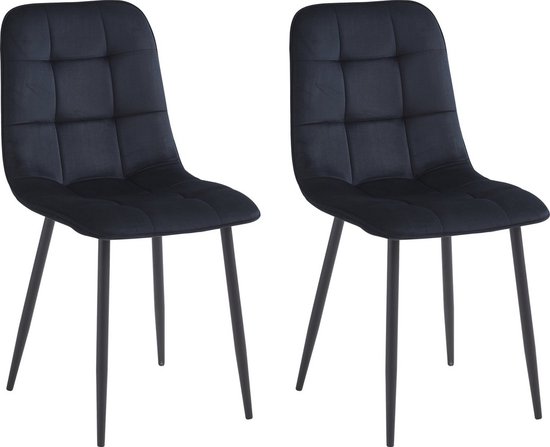Ensemble de deux chaises de salle à manger noires en velours avec surpiqûres carrées et quatre pieds noirs élancés.