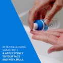 Handen die CeraVe Hydrating Hyaluronic Acid Serum uit de fles pompen in een handpalm. Tekst: "Na het reinigen, goed schudden en dagelijks gelijkmatig aanbrengen op gezicht en hals."
