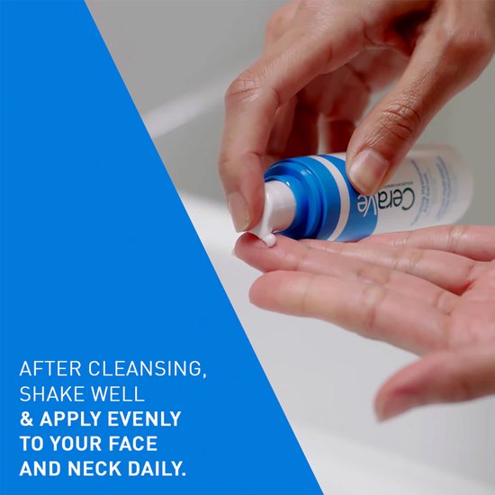 Handen die CeraVe Hydrating Hyaluronic Acid Serum uit de fles pompen in een handpalm. Tekst: "Na het reinigen, goed schudden en dagelijks gelijkmatig aanbrengen op gezicht en hals."