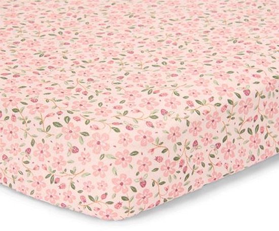 Lichtroze hoeslaken met kleine roze bloemen en groene blaadjes.