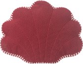 Rood met witte strepen gebreide schelp knuffel, liggend.