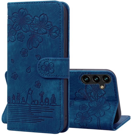 Étui de téléphone bleu en relief de fleurs et chat, avec emplacements pour cartes et fermoir.