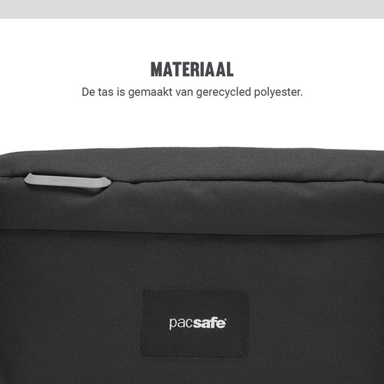 Zwarte Pacsafe tas, gemaakt van gerecycled polyester, met label.