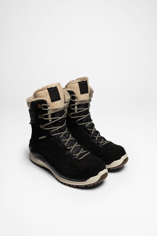 Zwarte, hoge wandelschoenen met veters en beige bontvoering, zachtjes gedraaid.
