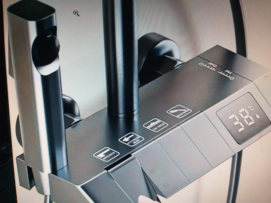Grijze thermostaatkraan voor douche met digitale temperatuurweergave.