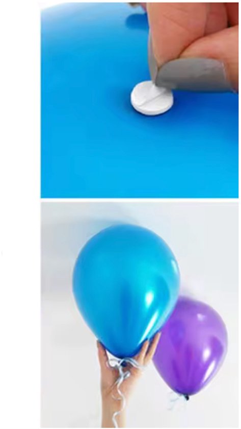 Hand plakt een witte sticker op een blauwe ballon. Twee ballonnen, blauw en paars, worden vastgehouden.