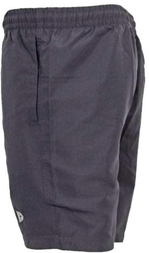 Zijkant van een donkergrijze sportbroek met elastische tailleband en een logo op de pijp.