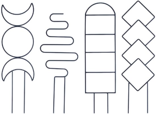 Vier zwarte, metalen plantensteunen met verschillende abstracte vormen: maanvormen, een zigzag, een rechthoekig met ronde bovenkant en ruiten.