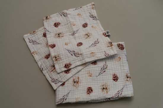 Geschenkset-baby-swaddle met 2 tutdoekjes-offwhite met print-handgemaakt- (Sweet baby Bedstraw) van Pure Home & Living — afbeelding 5