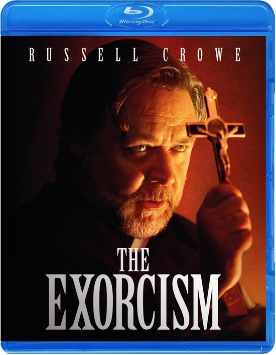 Russell Crowe met kruisbeeld, op de Blu-ray hoes van 'The Exorcism'.