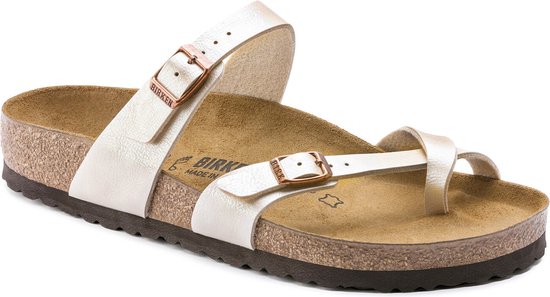 Witte Birkenstock Mayari slipper met teenlus, bandjes en gespen.