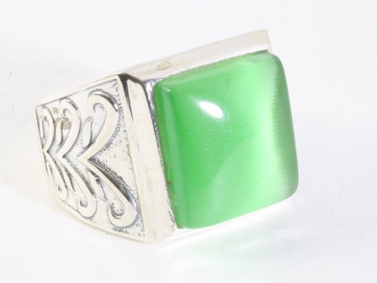Zware bewerkte zilveren ring met groene opaal