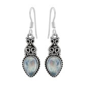 Zilveren oorbellen met hanger dames | Zilveren oorhangers, maansteen en sierlijke details