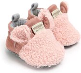 Roze prewalker schoentjes van zachte fluffy stof met anti slip zool - baby - schoen - slof