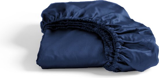 Marineblauw satijnen hoeslaken, gevouwen met elastische rand.
