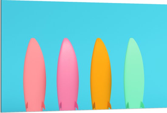 Dibond - Koraal, Roze, Gele en Groene Surfplanken tegen Blauwe Achtergrond - 120x80 cm Foto op Aluminium (Wanddecoratie van metaal)