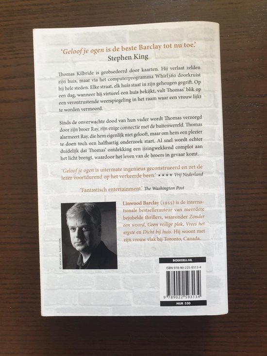 Achterkant boek met tekst 'Geloof je ogen' en Stephen King, Linwood Barclay, en een foto van een man.