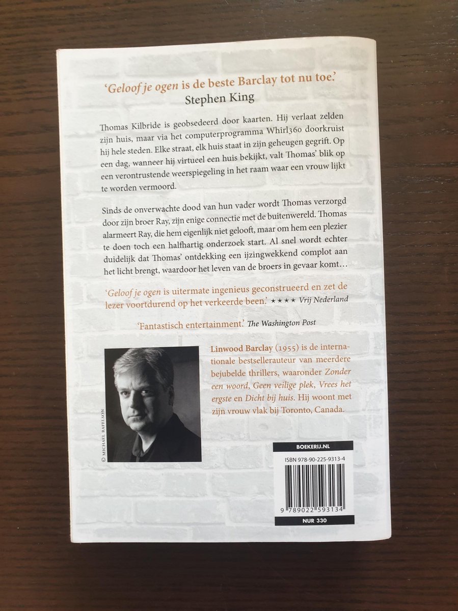Achterkant boek met tekst 'Geloof je ogen' en Stephen King, Linwood Barclay, en een foto van een man.