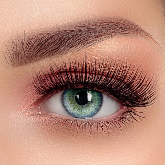Close-up van een oog met een blauwgroene gekleurde contactlens, lange wimpers en roze oogschaduw.