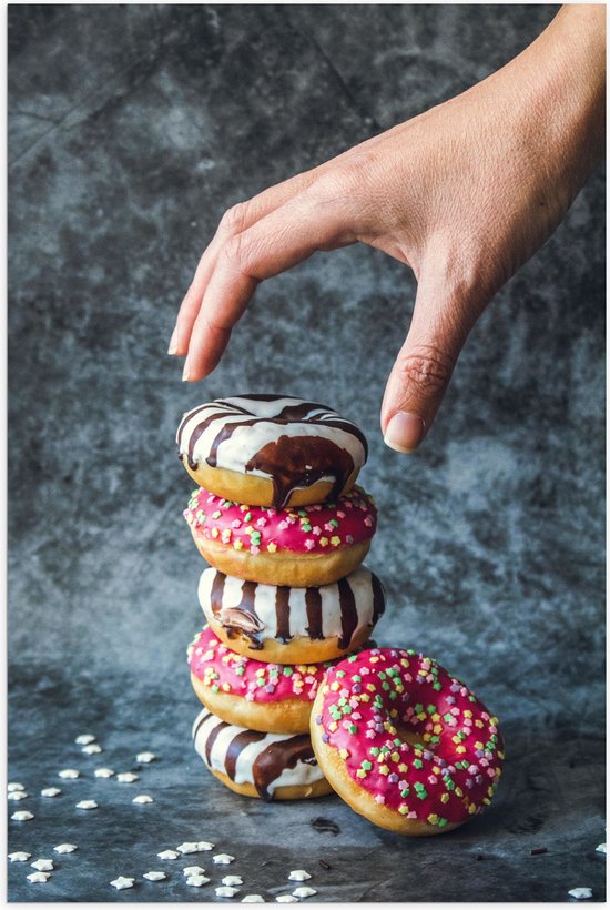 Poster Glanzend – Donuts - Gestapeld - Sprinkels - Hand - Kleurrijk - 70x105 cm Foto op Posterpapier met Glanzende Afwerking