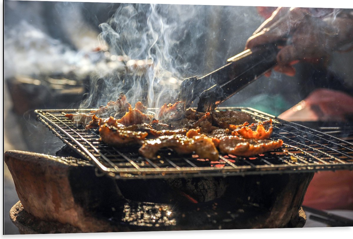 Dibond - Barbecue - Kool - Rook - Tang - Vlees - Bakken - Eten - Buiten - 105x70 cm Foto op Aluminium (Wanddecoratie van metaal)