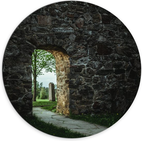 Dibond Muurcirkel - Muur - Stenen - Gras - Doorgang - 70x70 cm Foto op Aluminium Muurcirkel (met ophangsysteem)