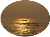 PVC Schuimplaat Ovaal - Oceaan - Zee - Bootje - Mensen - Zonlicht - 96x72 cm Foto op Ovaal (Met Ophangsysteem)