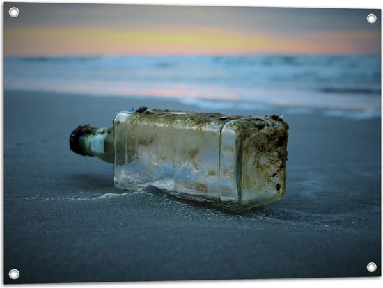 Tuinposter – Zee - Strand - Zonsondergang - Fles - Zand - 80x60 cm Foto op Tuinposter (wanddecoratie voor buiten en binnen)