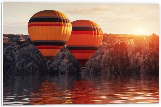 PVC Schuimplaat - Luchtballonnen Zwevend langs Rotsen boven het Wateroppervlak - 60x40 cm Foto op PVC Schuimplaat (Met Ophangsysteem)