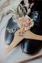 Bolletoet houten kledinghangers - trouwdatum + initialen - trouwen