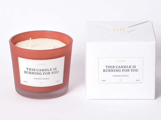 This candle is burning for you geurkaarsen 350 gram Koraal rood