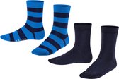 Vier Falke sokken: twee effen donkerblauwe en twee gestreepte blauw-zwarte sokken.